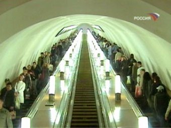 Эскалаторы в московском метро. Кадр телеканала "Россия"