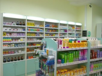 Полки с косметикой в аптеке. Фото с сайта pharmvestnik.ru