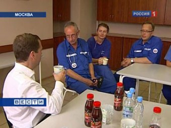 Президент общается с сотрудниками "скорой". Кадр телеканала "Россия1", архив