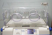 Инкубатор для недоношенных детей, фото с сайта nuh.nhs.uk