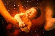Роды в воде, иллюстрация с сайта babyinfo.ru