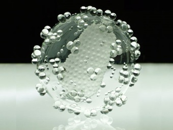 Стеклянная модель ВИЧ. Изображение с сайта www.lukejerram.com
