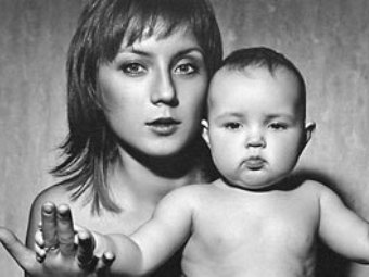Светлана Изамбаева с дочерью. Фрагмент панорамного портрета Сержа Головача.