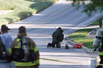 Работы по обезвреживанию бомбы. Фото с сайта Houston Chronicle (chron.com)