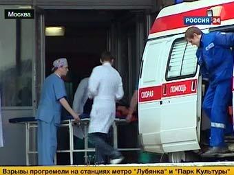 Пострадавшего доставляют в НИИ имени Склифосовского. Кадр телеканала "Россия 24"