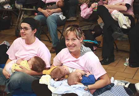 акция 2008 в Quebec City, Quebec, фото с сайта www.babyfriendly.ca