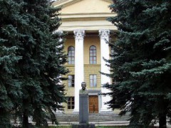 Российский протонный ускоритель победил в тендере одного из крупнейших американских медицинских центров, Массачусетского госпиталя общего профиля, и теперь будет впервые применяться для лечения рака в США. Отечественный аппарат отличается от зарубежных приборов тем, что может лучше «сосредотачивать» протонные пучки на опухоли.