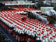 31 января – официальный день рождения самой знаменитой газированной воды. Уже больше 120 лет вокруг Кока-Колы, точный состав которой остается коммерческой тайной, не утихают споры: насколько безопасен этот напиток? В честь знаменательной даты МедНовости собрали научные исследования, которые рассматривают влияние колы на наше здоровье.