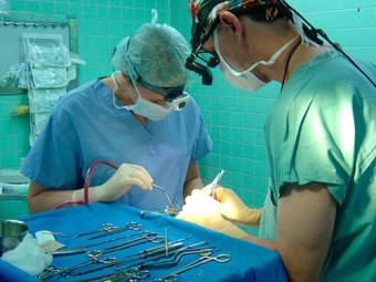 Пациент потребовал 3 млн рублей за забытую в нем врачами салфетку