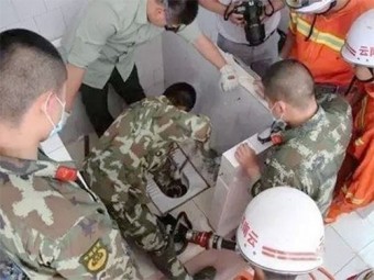 Китайские пожарные извлекли новорожденного ребенка из больничного туалета