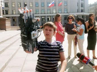10-летний мальчик создал протез руки из конструктора Лего