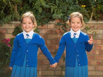 Разделенные сиамские близнецы идут в школу