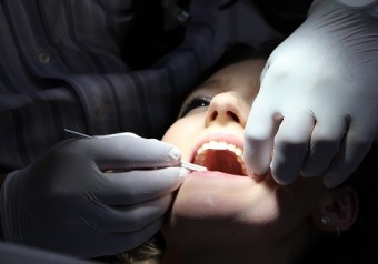 В США стоматолог мог заразить ВИЧ и гепатитом до 600 своих пациентов