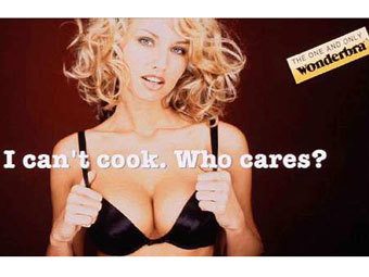 Рекламный плакат компании Wonderbra. Иллюстрация с официального сайта. Надпись можно перевести как "Я не умею готовить. Ну и что?"