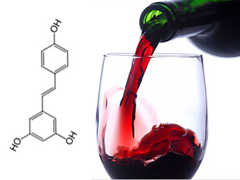 Красное вино и молекула ресвератрола. Коллаж "МедНовостей"