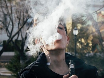Ученые назвали ароматизированные е-сигареты «воротами к курению» для молодежи